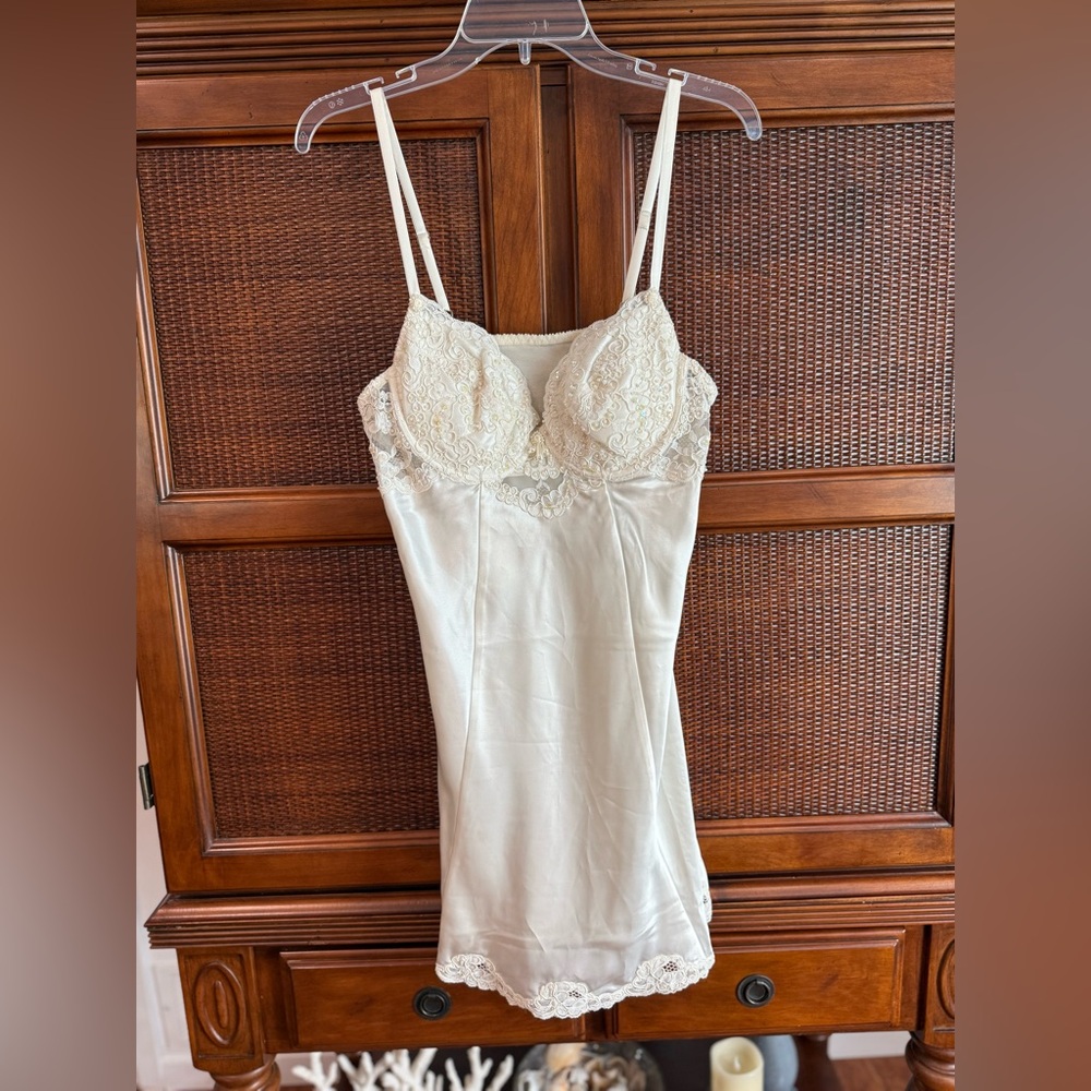 💔 Vintage Victoria's Secret Cream Lace Chemise